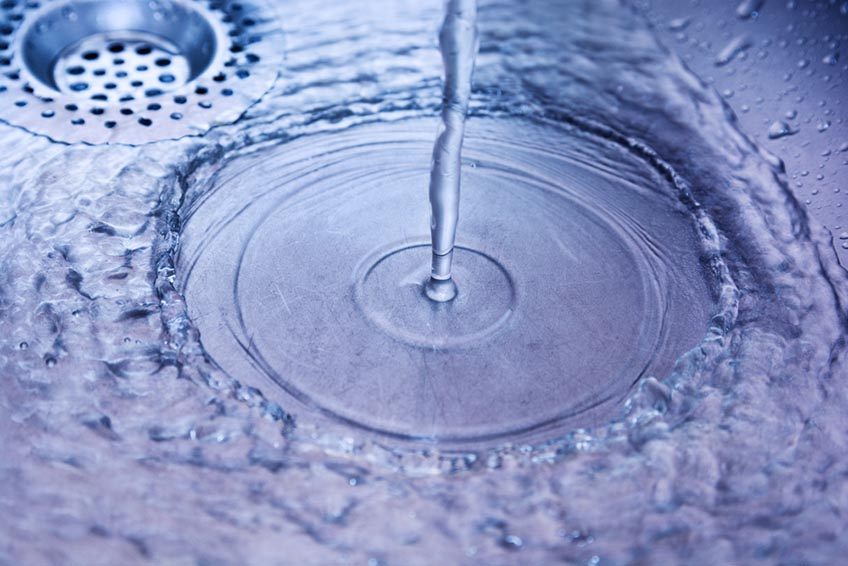 water smoothly flowing down the sink